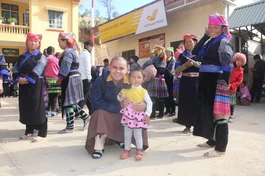 Tác giả chụp ảnh cùng bà con tại điểm phát quà 