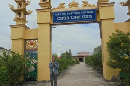 Tác giả trước tam quan chùa Linh Ứng trong ngày đầu tháng Chạp năm Canh Tý - Ảnh: TGCC