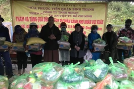 Ni trưởng Từ Nhẫn cùng Đại đức Thích Viên Quán, đại diện Ban Trị sự Phật giáo tỉnh Quảng Nam trao quà tới người dân - Ảnh: Phan Trang