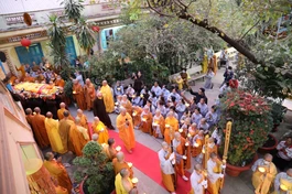 Cung thỉnh nhục thân cố Ni trưởng Huệ Giác nhập kim quan