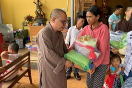 Đại đức Thích Thiện Châu trao quà