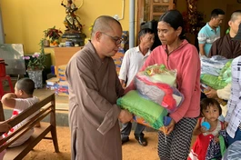 Đại đức Thích Thiện Châu trao quà