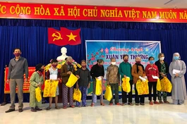 Sư cô Huệ Liên và ông Lê Thanh Phương - Phó Chủ tịch UBND xã Sơn Viên đại diện trao quà