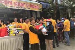 Thượng tọa Thích Thông Quang trao quà đến người nghèo