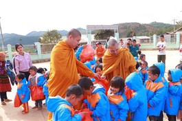 Đại đức Thích Giác Nhường trao áo ấm cho các bạn nhỏ trong chương trình "Áo ấm mùa Đông"