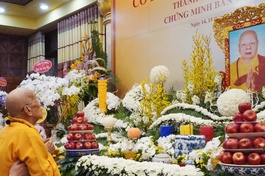 Trưởng lão Hòa thượng Thích Hiển Tu, Phó Pháp chủ Hội đồng Chứng minh GHPGVN niêm hương tưởng niệm