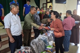 Bà Mai Thị Hạnh chia sẻ với người dân - Ảnh: Giao Hảo