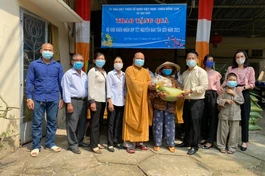 Chùa Đồng Tâm trao quà tết