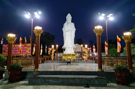 Tôn tượng Bồ-tát Quán Thế Âm tại chùa Minh Đức