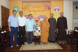 Đoàn trao quà Tết đến Hòa thượng Chủ tịch