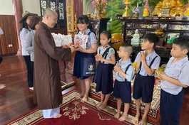 Các đoàn sinh nhận quà tết từ Đại đức Thích Thông Đạo