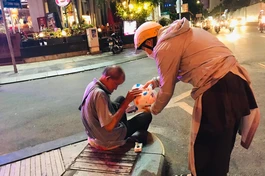 Món quà bất ngờ trong đêm được thành viên "Tim yêu thương" trao tặng