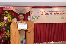 Ban Từ thiện xã hội báo Giác Ngộ đón nhận bằng tuyên dương công đức của GHPGVN, Hòa thượng Thích Giác Toàn đại diện trao