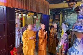  Thắp hương tưởng niệm chư vị tiền bối hữu công