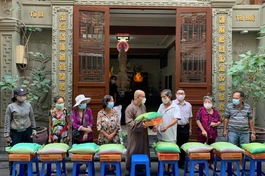 Đại đức Thích Thiện Châu trao quà đến cho bà con khó khăn quanh chùa đón tết