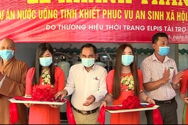 Đại đức Thích Phước Sanh, trú trì chùa Vĩnh Đức cùng mạnh thường quân cắt băng khánh thành hệ thống nước uống tinh khiết