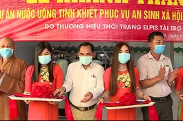Đại đức Thích Phước Sanh, trú trì chùa Vĩnh Đức cùng mạnh thường quân cắt băng khánh thành hệ thống nước uống tinh khiết