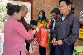 Đại đức Thích Đồng Tuệ, trụ trì chùa Hà (Nam Đàn) trao quà tại xã Hùng Tiến