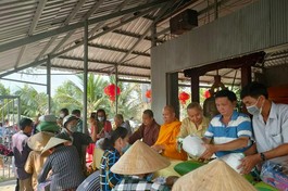 Tặng quà tại tịnh thất Giác Nhã - Cần Thơ