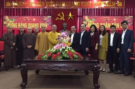 Đoàn lãnh đạo Phật giáo Vinh chúc Tết chính quyền thành phố - Ảnh: Hữu Tình
