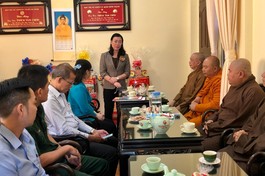 Bà Triệu Lệ Khánh đại diện lãnh đạo chính quyền chúc tết đến Ban Trị sự