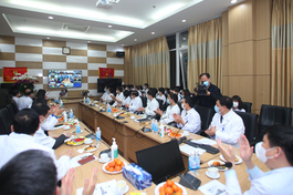 Y bác sĩ tham gia buổi "giao thừa trực tuyến" tại điểm cầu Bệnh viện Bệnh Nhiệt đới trung ương ở Đông Anh, Hà Nội. Có 18 điểm cầu tham gia buổi giao thừa trực tuyến này - Ảnh: Quốc Thắng