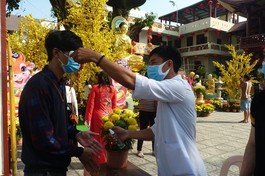 Trước khi vào chùa, Phật tử được đo thân nhiệt, nhắc khẩu trang