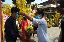 Trước khi vào chùa, Phật tử được đo thân nhiệt, nhắc khẩu trang