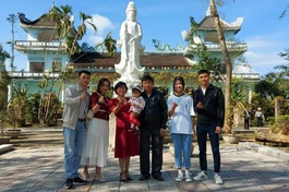 Nét đẹp đầu năm ở Huế, là người người, nhà nhà đi chùa