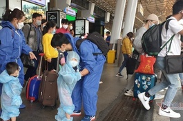 Người dân quay trở lại TP.HCM sau Tết. Ảnh chụp chiều Mùng 5 Tết tại sân bay Tân Sơn Nhất