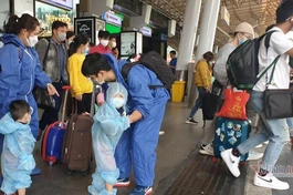 Người dân quay trở lại TP.HCM sau Tết. Ảnh chụp chiều Mùng 5 Tết tại sân bay Tân Sơn Nhất