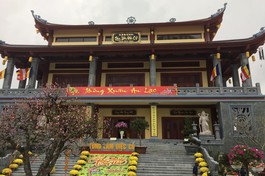 Chính điện chùa Diệc (TP.Vinh) hầu như không có người đến hành lễ trong ngày 6 tháng Giêng 