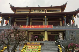 Chính điện chùa Diệc (TP.Vinh) hầu như không có người đến hành lễ trong ngày 6 tháng Giêng 