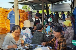 Suất cơm 5 ngàn đồng giúp người nghèo yên tâm mưu sinh