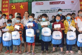 Báo Giáo dục TP.HCM trao học bổng cho con em gia đình chính sách huyện Trà Ôn và Tam Bình