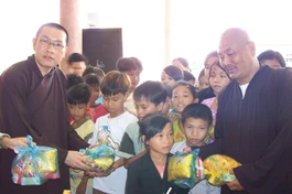 Trao quà cho các em học sinh khó khăn