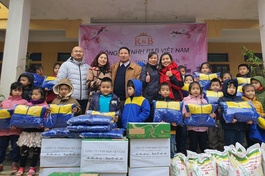 Đoàn từ thiện trao quà cho học sinh tỉnh Quảng Bình