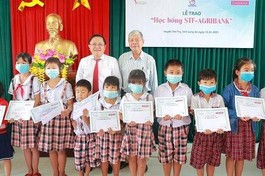 Trao 100 suất học bổng cho học sinh khó khăn, hiếu học
