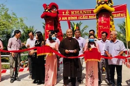 Thượng tọa Thích Chơn Tịnh cắt băng khánh thành cây cầu An Bình