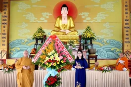 Đại diện Ban Dân vận Tỉnh ủy tặng hoa chúc mừng