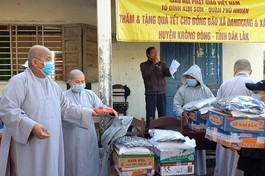 Tổ đình Kim Sơn trao quà Tết chia sẻ quà Tết đến đồng bào khó khăn