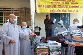 Tổ đình Kim Sơn trao quà Tết chia sẻ quà Tết đến đồng bào khó khăn