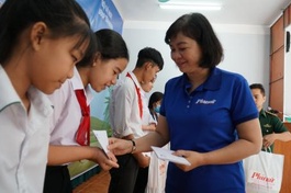 Trao 100 suất học bổng cho trẻ em vùng biên giới Tây Ninh