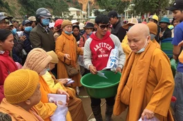 Đoàn từ thiện Ni giới Hệ phái Khất sĩ trao quà tại tỉnh Quảng Nam