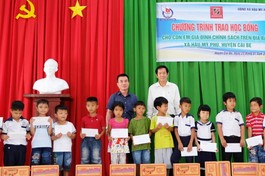 100 học sinh nhận học bổng là con các gia đình khó khăn ở xã Hậu Mỹ Phú, tỉnh Tiền Giang 