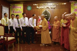 Trưởng lão Hòa thượng Thích Trí Quảng, Hòa thượng Thích Thiện Nhơn tiếp thân mật đoàn Thành ủy - Ảnh: Bảo Toàn