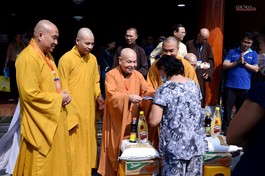 Hòa thượng Thích Thiện Nhơn, Chủ tịch Hội đồng Trị sự trao quà đến các hộ nghèo