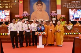 Chư tôn đức giáo cùng lãnh đạo TP.HCM ấn nút chính thức đưa Cổng hành chánh điện tử của Giáo hội TP.HCM vận hành, đi vào hoạt động - Ảnh: Bảo Toàn