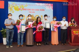 Đại diện Ban Thư ký tòa soạn Báo Giác Ngộ nhận giải khuyến khích bìa báo xuân ấn tượng - Ảnh: Anh Quốc