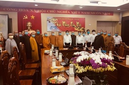 Chư tôn đức chụp ảnh lưu niệm tại Tỉnh ủy BR-VT